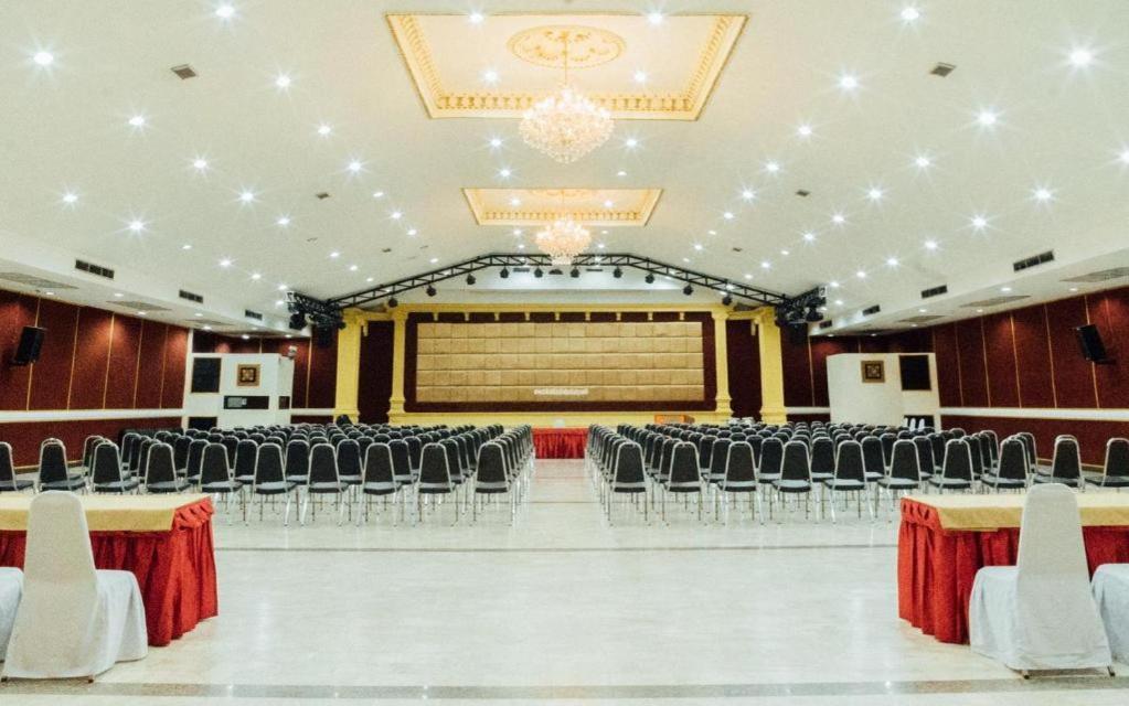 The Pine Resort Pathum Thani Exteriör bild