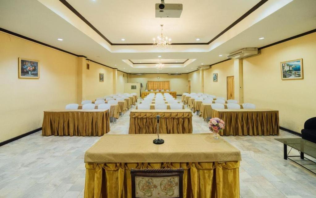 The Pine Resort Pathum Thani Exteriör bild