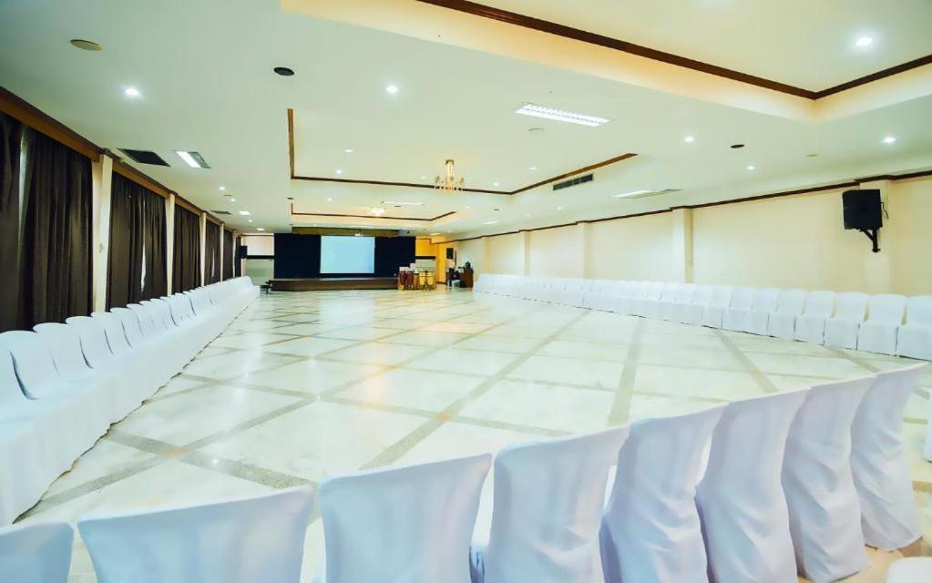 The Pine Resort Pathum Thani Exteriör bild