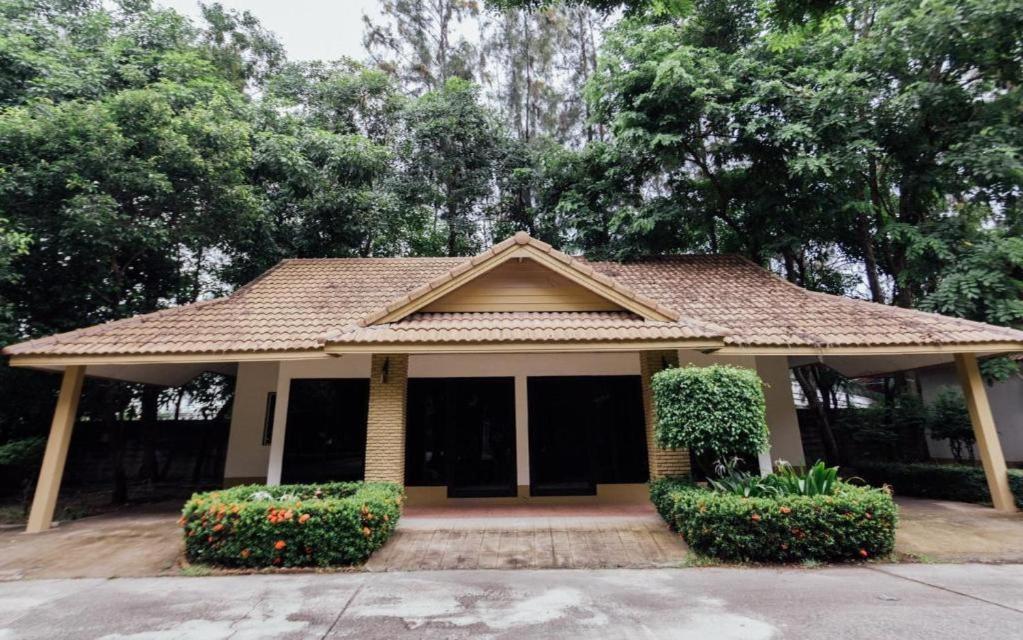 The Pine Resort Pathum Thani Exteriör bild